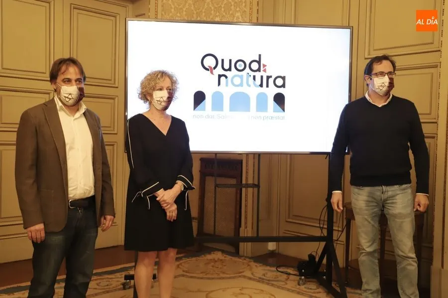 La vicerrectora de Estudiantes y Sostenibilidad, Celia Aramburu Sánchez; el concejal de Turismo, Fernando Castaño; y el presidente de Alumni-USAL, José Luis Fuentecilla, en la presentación de este programa. Foto de Lydia González