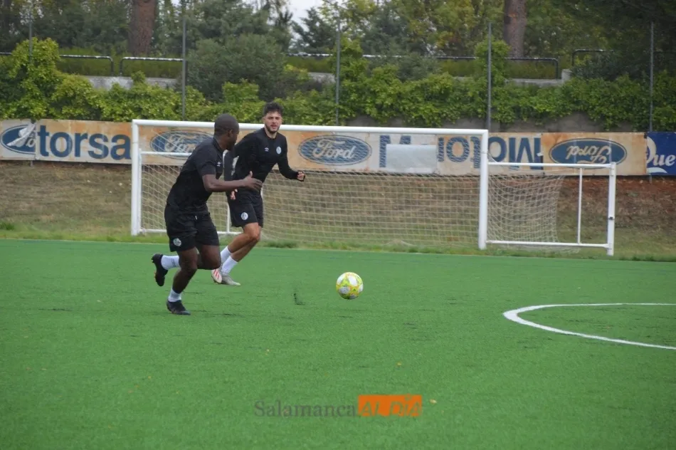 Anthony Kazarian (al fondo) recibe un pase de Oumar Camara en un entrenamiento celebrado en el Tori / Carlos Cuervo