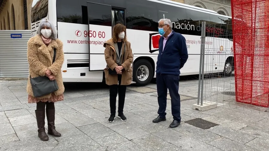 La concejala de Salud Pública, María José Fresnadillo, visita al ‘Autobús de Donación’ de la Hermandad de Donantes de Sangre, junto a la diputada provincial Eva Picado