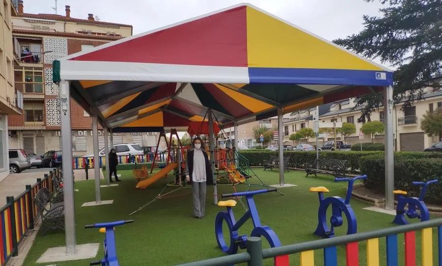 Santa Marta estrena una colorida carpa en el parque de la Virgen del Carmen