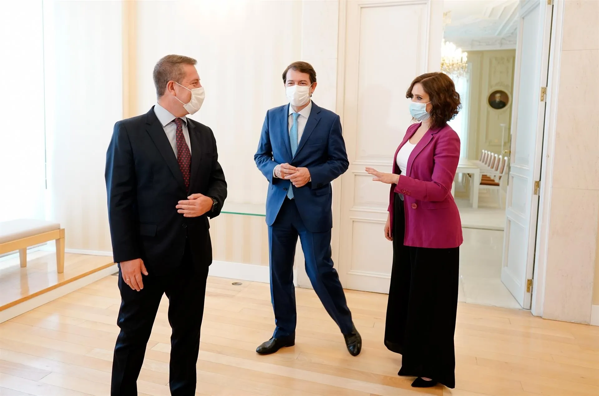 La presidenta de la Comunidad de Madrid, Isabel Díaz Ayuso, en un anterior encuentro con el presidente de Castilla y León, Alfonso Fernández Mañueco, y el de Castilla-La Mancha, Emiliano García-Page