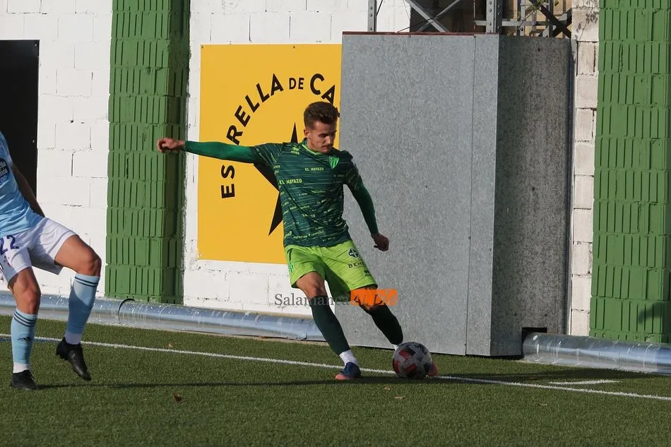 Abraham Pozo realiza un golpeo de balón, en el primer partido de este curso, en el Municipal Luis Ramos