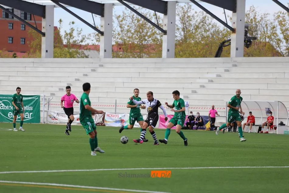 Pepe Carmona, durante el partido con el Compostela, en el Reina Sofía