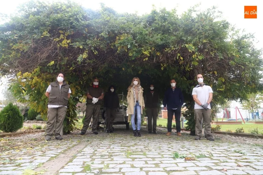 Docentes y alumnos de este curso, junto a la concejal Chabela de la Torre. Foto de Lydia González