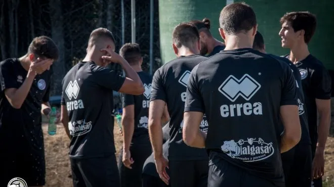 Un entrenamiento de Unionistas en el que los jugadores se hidratan en un parón / Unionistas CF