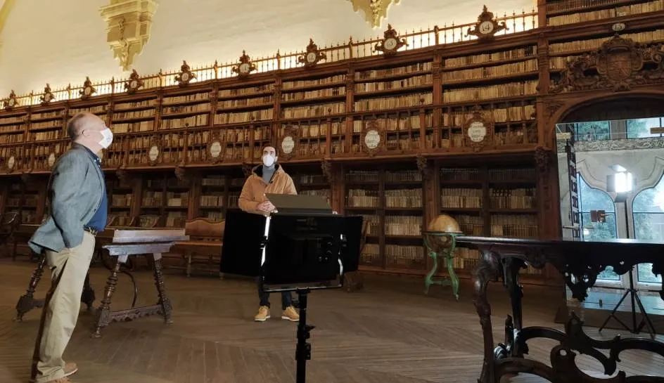 El redactor del programa y presentador del mismo, José Ignacio Rodríguez, en la Biblioteca Histórica de la USAL