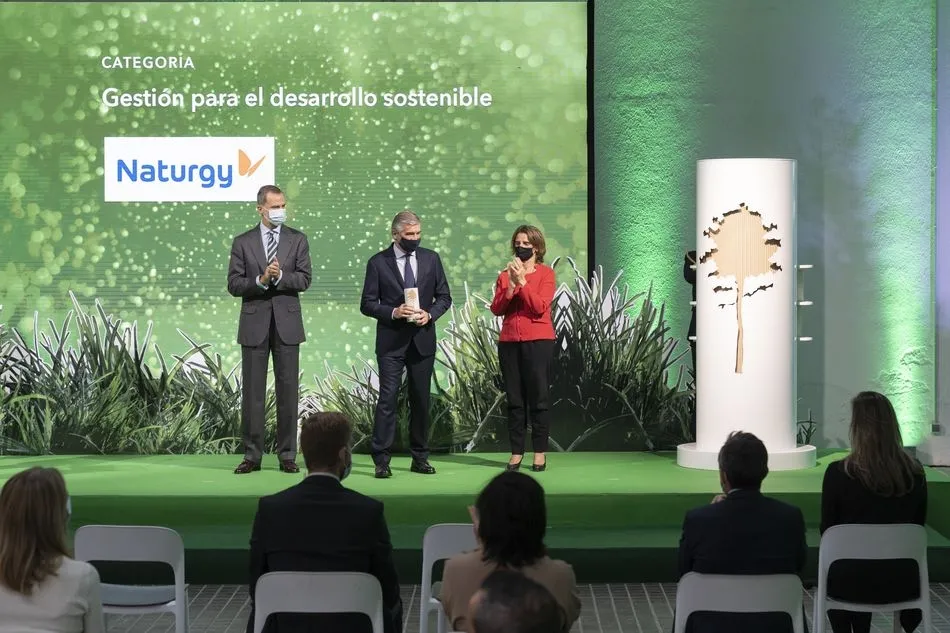 Francisco Reynes, presidente de Naturgy, junto al rey Felipe VI y la ministra de Transición Ecológica, Teresa Rivero