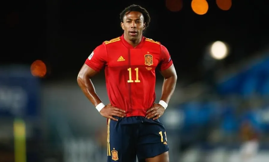 Adama Traoré ha llegado a la selección española con una presencia atlética fuera de lo común, más parece un culturista jugando al fútbol. Foto EP