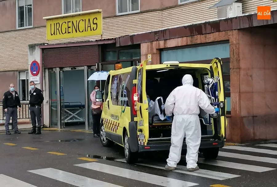 Sanitarios a la puerta del Clínico. Foto de Lydia González
