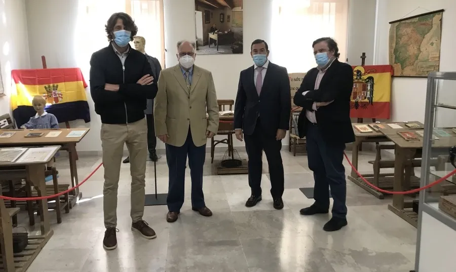 Inauguración de esta muestra con la presencia del delegado de la Junta, Eloy Ruiz, segundo por la derecha