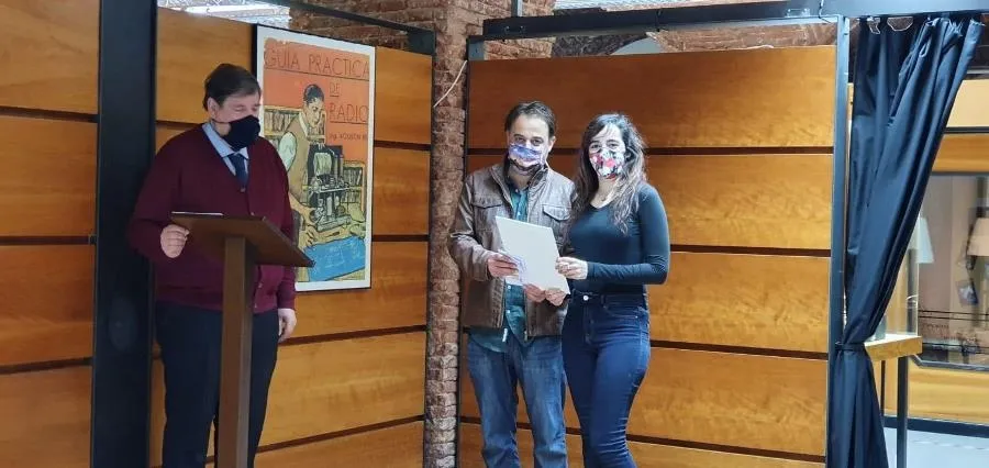 La ganadora del concurso ha sido Noemi Turrión Díez, con su fotografía ‘Momentos entre palabras’, recibía su premio dotado con 1.000 euros