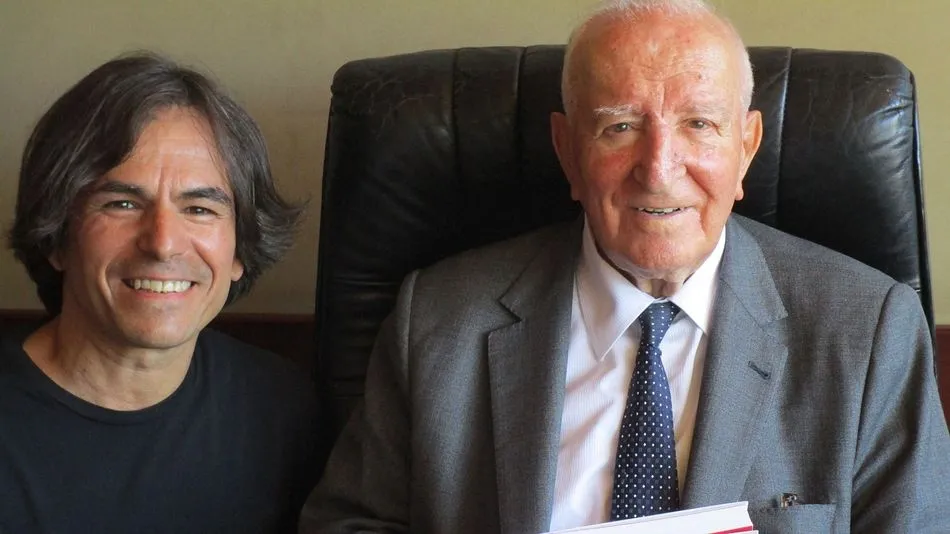 El poeta Gonçalo Salvado (izqda) junto a la figura del iberismo, Eduardo Lourenço