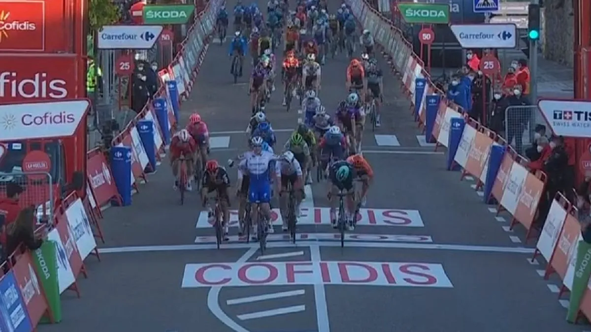 Imagen de los corredores cruzando la meta