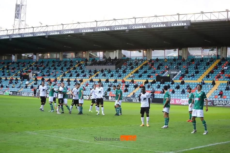 Un momento del único partido disputado este curso en el Helmántico