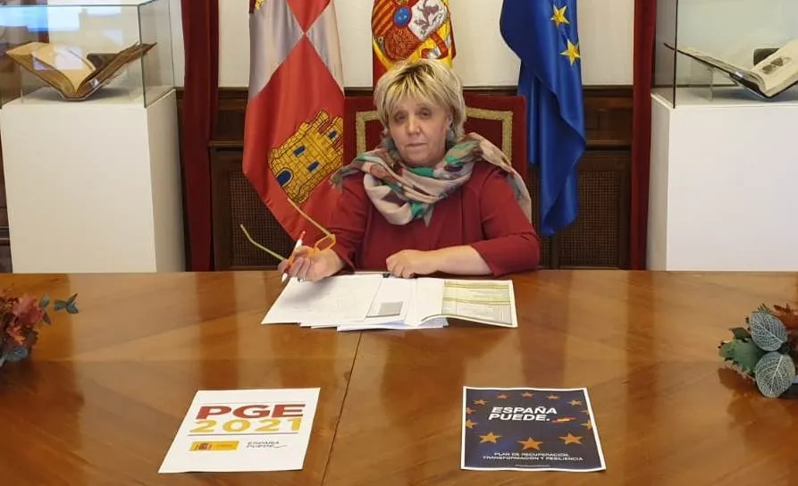 La subdelegada del Gobierno, Encarnación Pérez, en su despacho