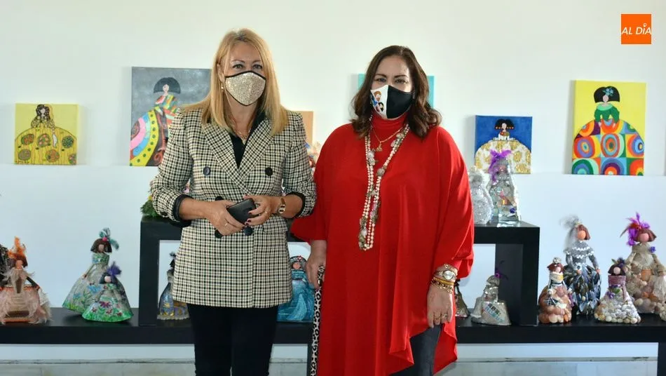 La concejala (izq) acompañando a la coleccionista Mari Cruz Arroyo en la inauguración / E. Corredera