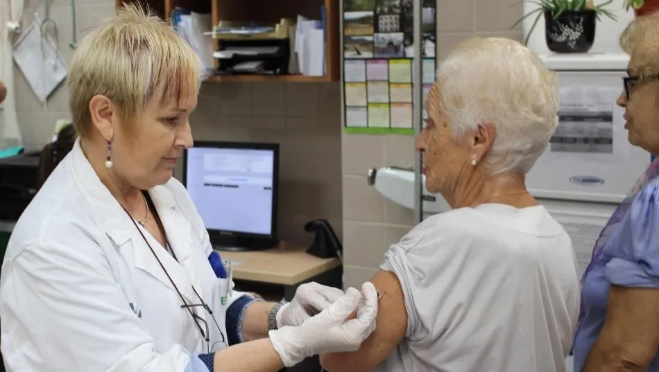 Los grupos de riesgo, como las personas mayores, también deben vacunarse