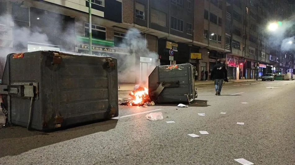 Contenedores quemados en el barrio burgalés de Gamonal. - EUROPA PRESS