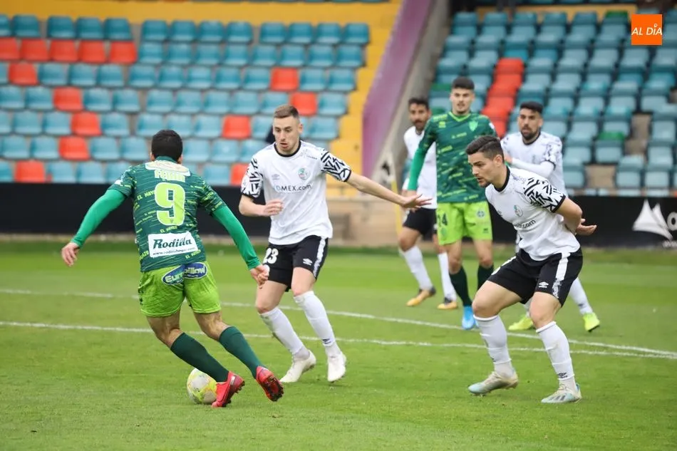 Sergio Molina y Crespo presionan a Yassin Fekir en el último derbi entre el Salamanca UDS y el Guijuelo
