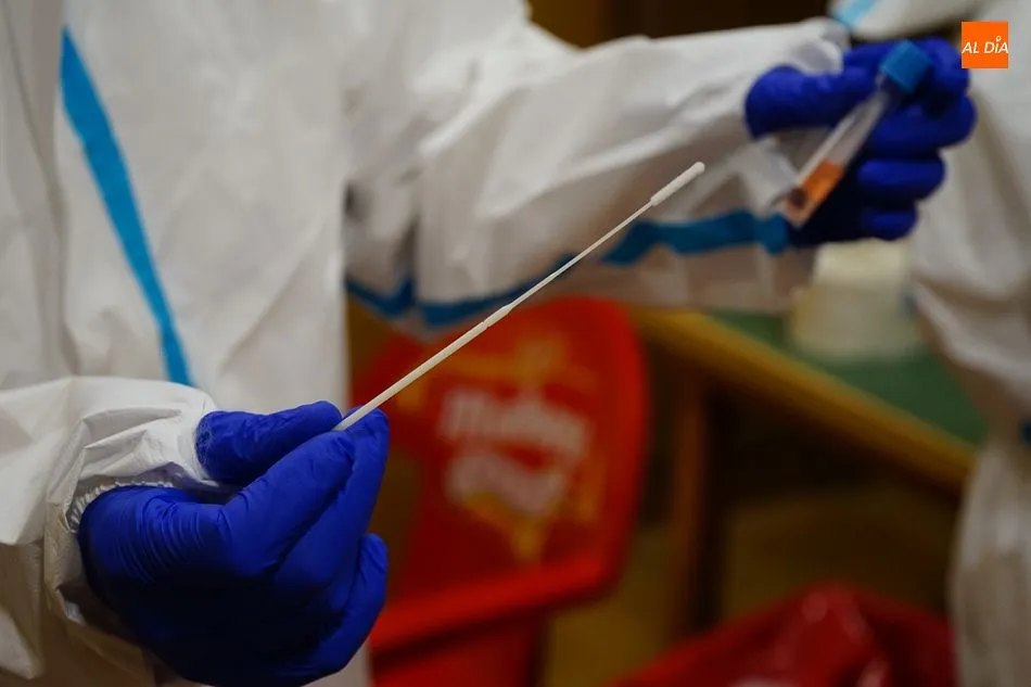 Un sanitario prepara una prueba PCR - Archivo