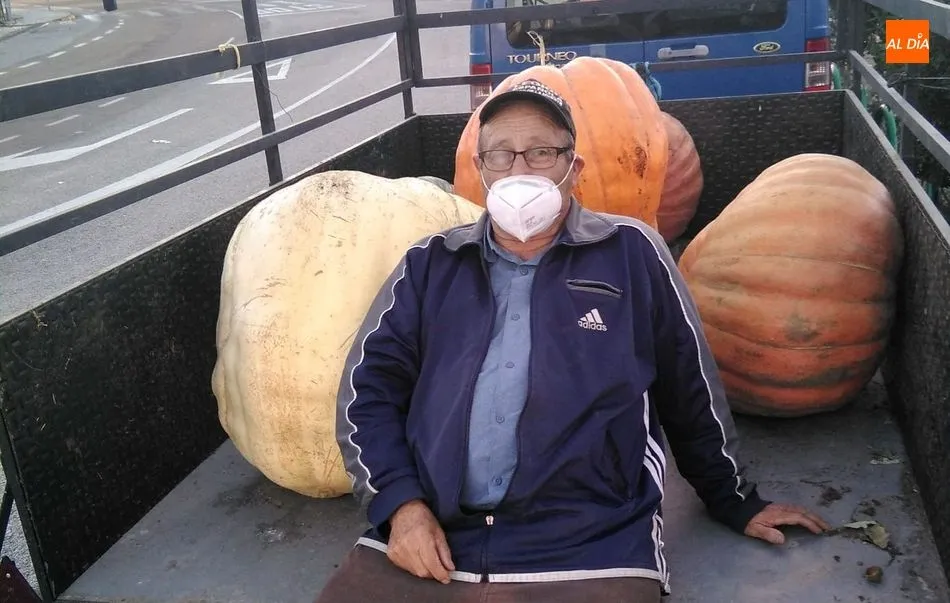 Pepe en el remolque junto a las calabazas antes de que le fueran extraídas las pipas