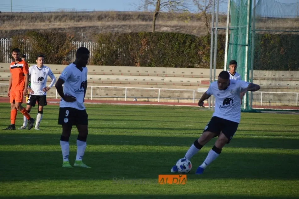 Jorge Pedra realiza un disparo muy duro en un lanzamiento de falta