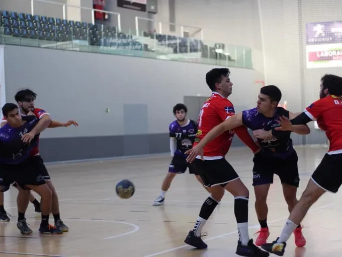 Una imagen del partido a domicilio del BM Salamanca