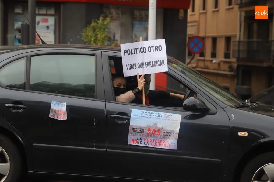 Hosteleros durante la protesta en coche esta semana en Salamanca - Archivo