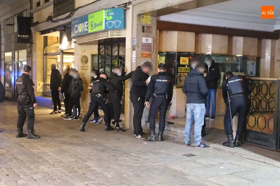 Agentes de la Policía Nacional cachean a los manifestantes que portaban el material peligroso