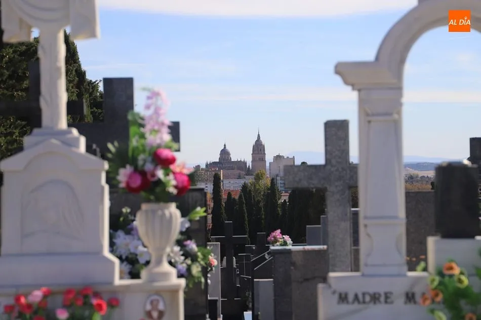 Salamanca vive un tranquilo día de Todos los Santos en los cementerios
