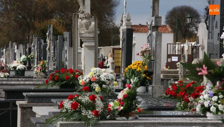 Los vitigudinenses han podido visitar los restos de sus seres queridos sin problemas