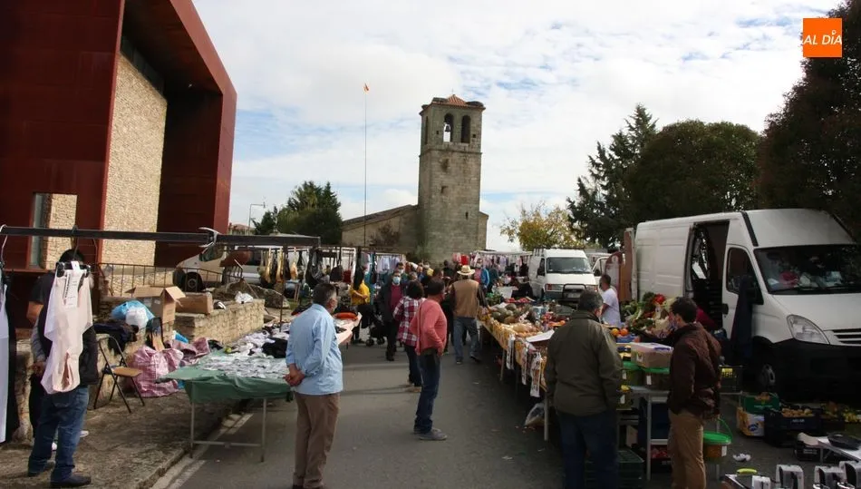 El público ha podido recorrer el mercadillo y realizar compras sin aglomeraciones