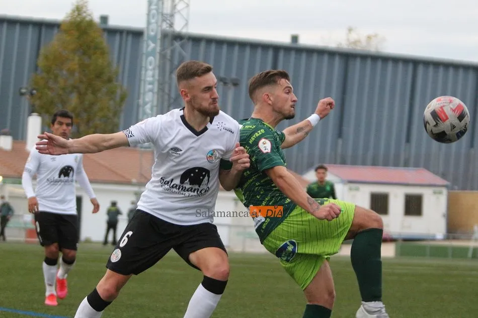 Una acción del intenso derbi vivido en el Municipal entre Guijuelo y Salamanca UDS