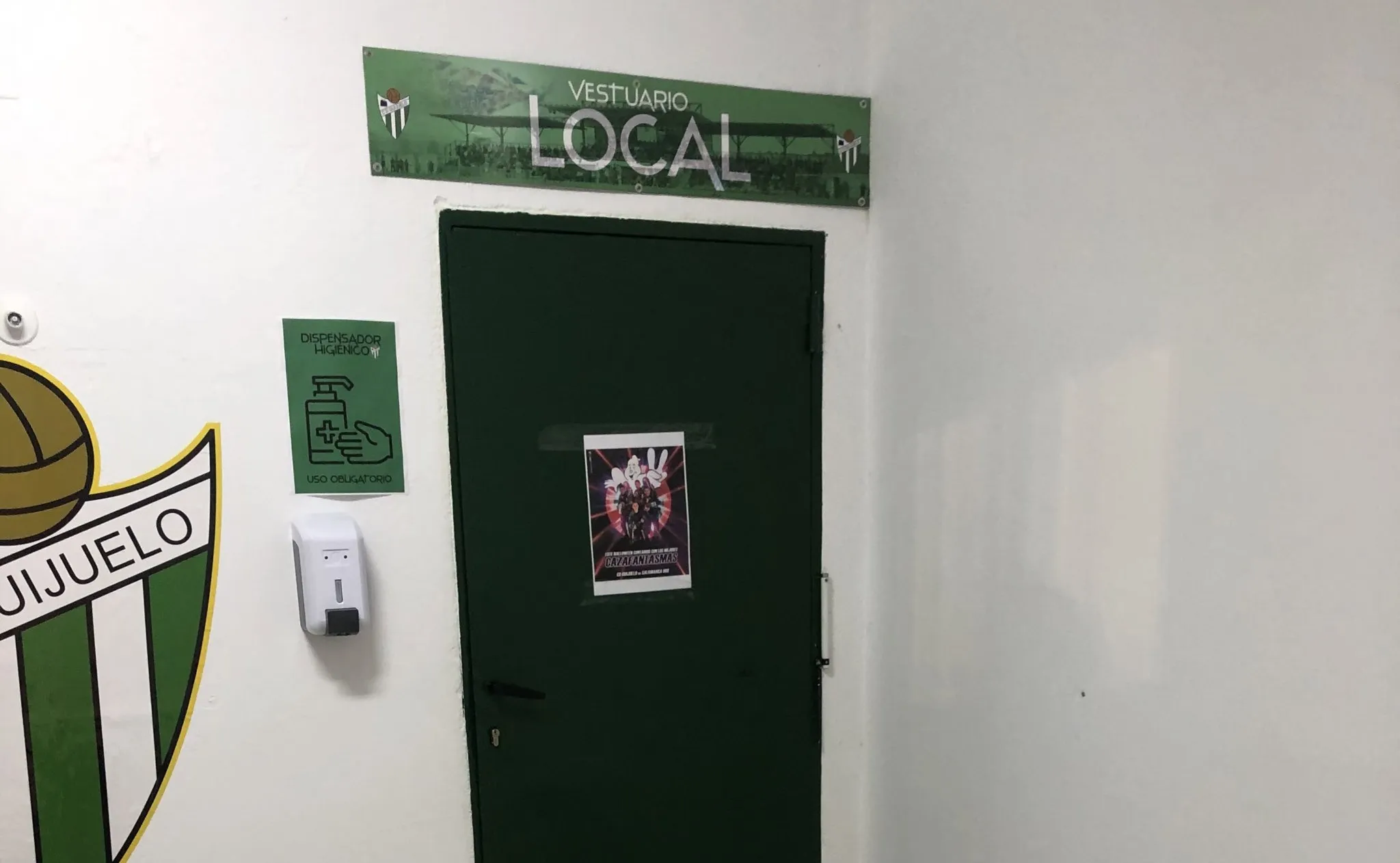 El cartel de Bracamonte UDS, en el vestuario del Guijuelo / Pablo Acebo