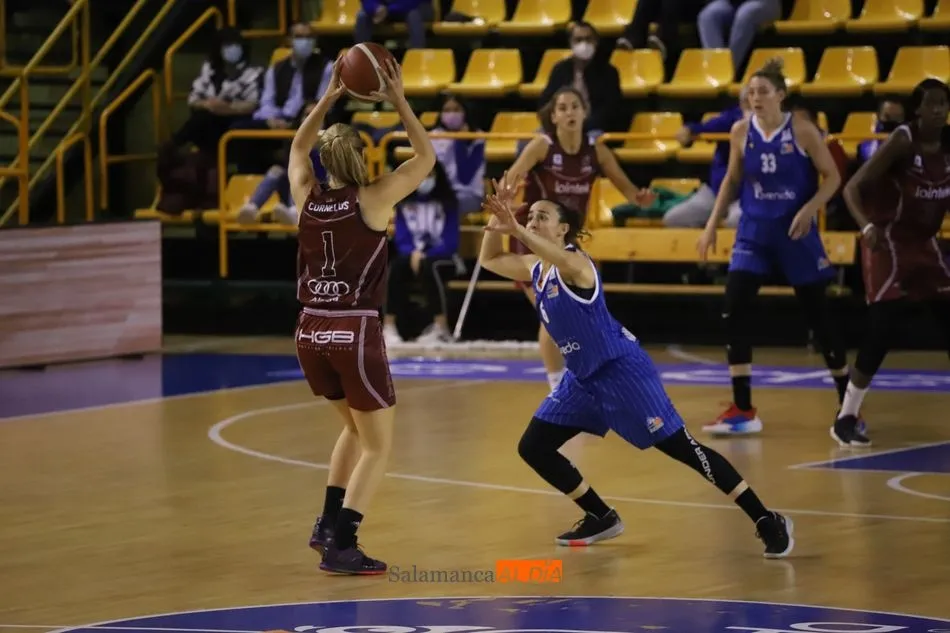 Domínguez presiona a una jugadora rival