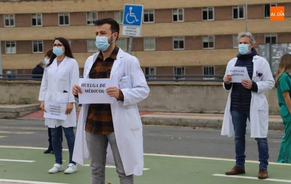 Médicos protestando en la última huelga frente al Hospital Clínico de Salamanca - Archivo