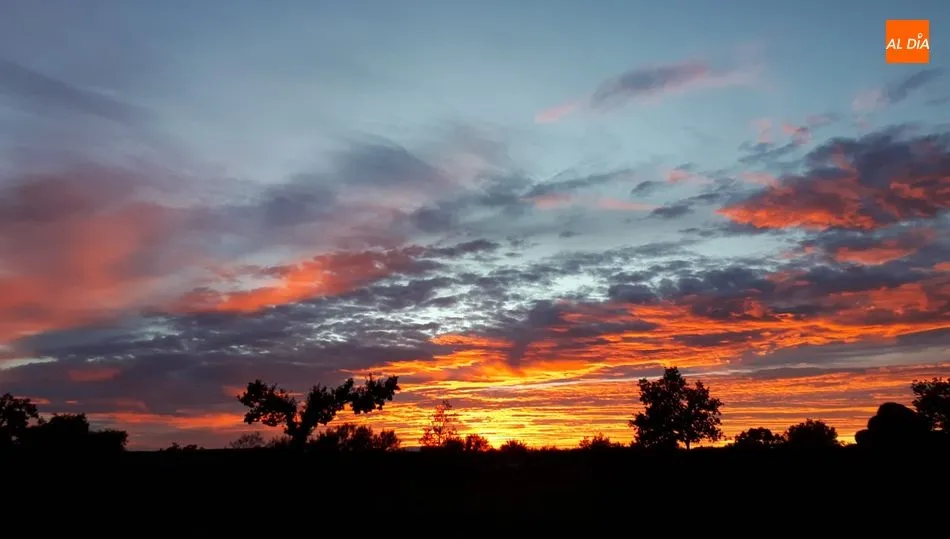 Atardecer de fuego en el cielo de Lumbrales  