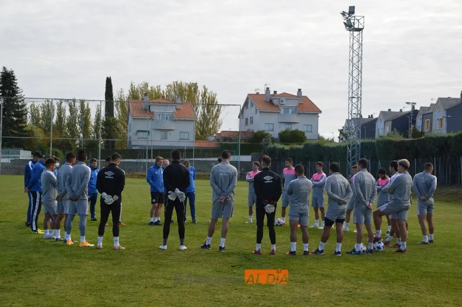 Sergio Egea toma la palabra en el corrillo formado por los jugadores y los miembros del cuerpo técnico