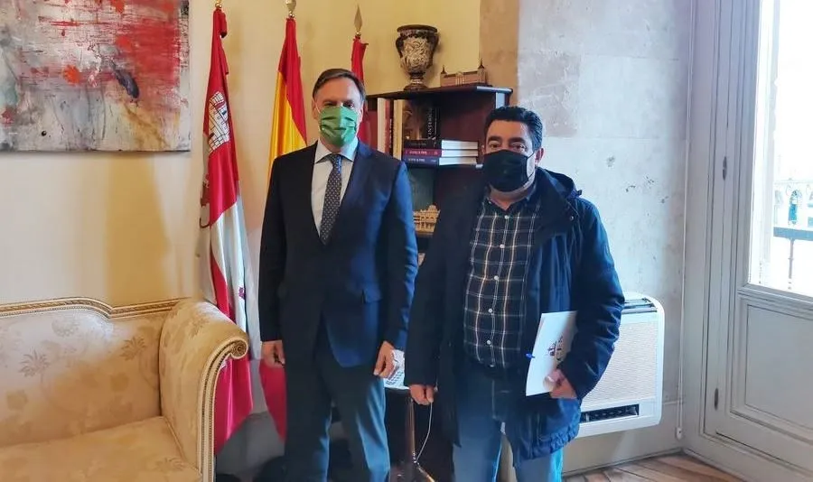 Encuentro del presidente de la Confederación Empresarios de Salamanca-CES, José Vicente Martín Galeano, con el alcalde de la ciudad, Carlos García Carbayo