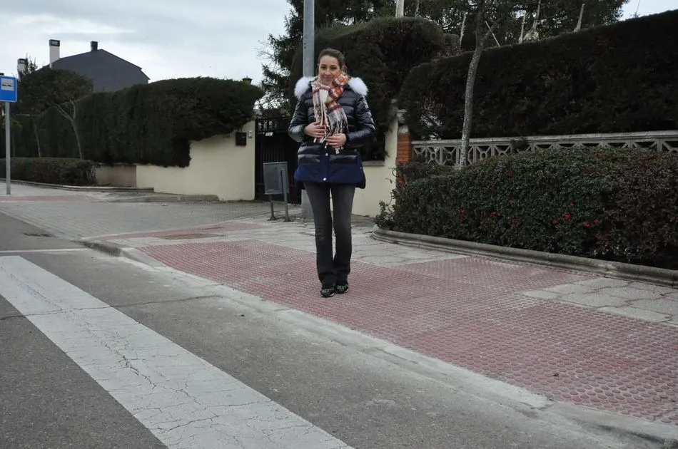 La edil Marta Labrador, en una de las zonas en las que se procederá al cambio de luminarias