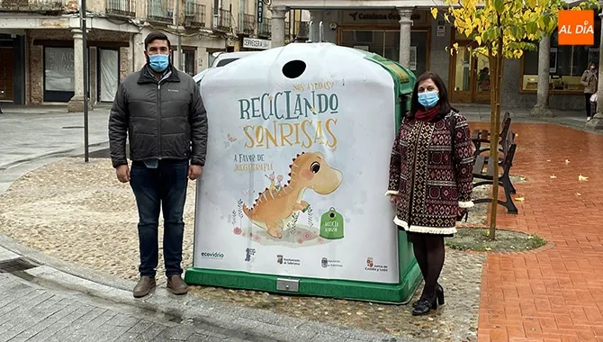 El Ayuntamiento de Peñaranda se une a la campañaReciclando Sonrisas ¿Nos ayudas? y coloca un contenedor en la Plaza de la Constitución