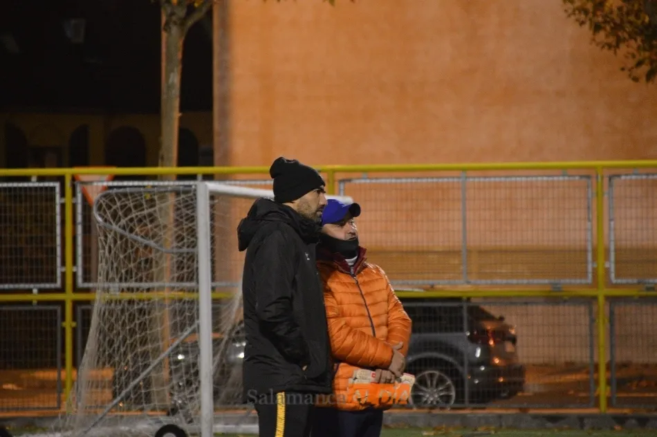 Jehu Chiapas conversa con un miembro del cuerpo técnico en su primera sesión al mando / Carlos Cuervo