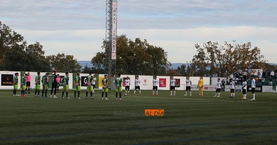 Imagen del último duelo entre dos equipos charros de Segunda B, entre el Guijuelo y el Salamanca UDS. Foto Kiko Robles