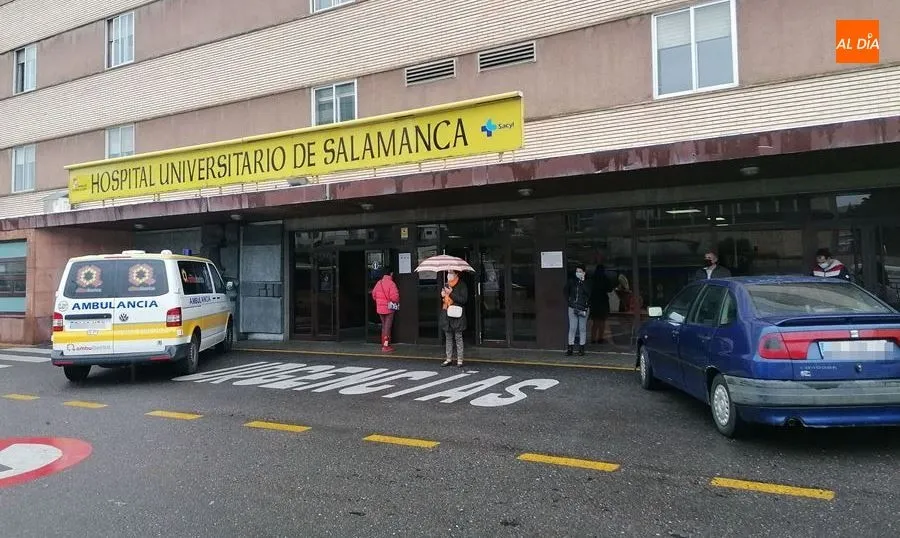 Entrada principal del Hospital Clínico Universitario. Foto de archivo