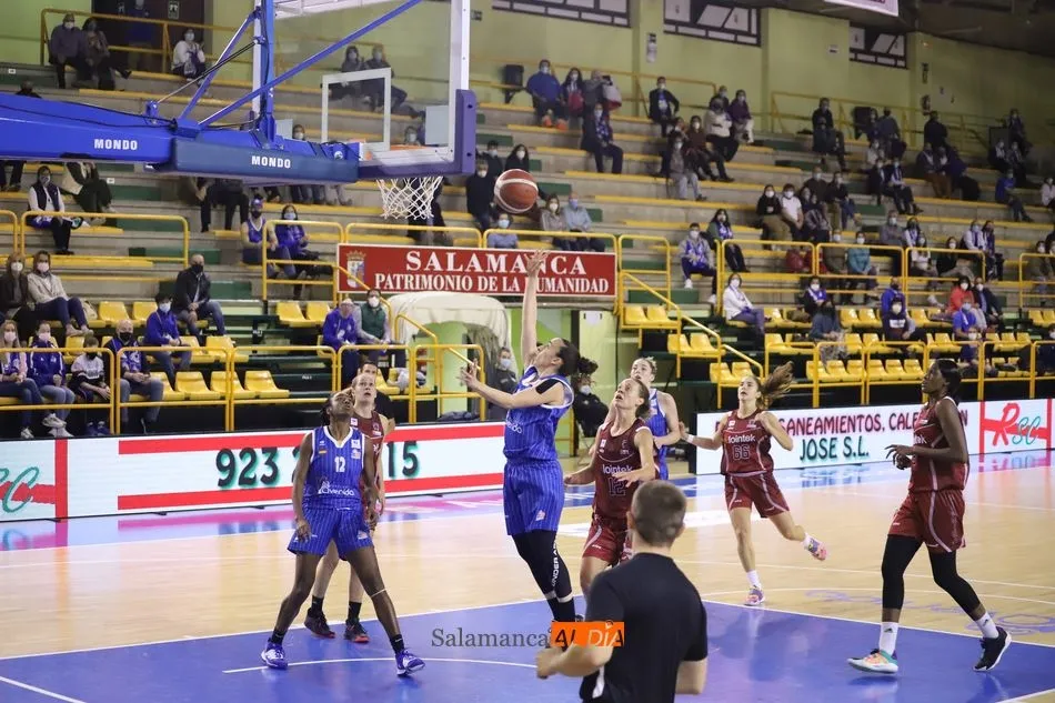 Silvia realiza una bandeja / Lydia González