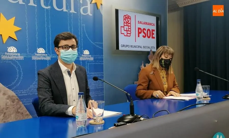 José Luis Mateos y María García, concejales del PSOE, en la Sala de la Palabra del Liceo. Foto de Lydia González