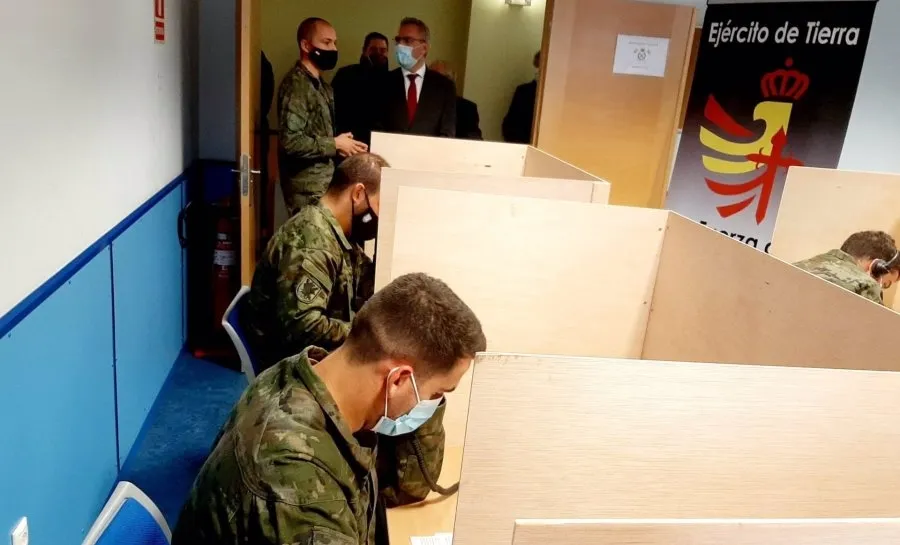 Al fondo de la imagen, Javier Izquierdo visita a los rastreadores del Ejército de Tierra en la Base El Empecinado. Foto DELEGACIÓN DEL GOBIERNO