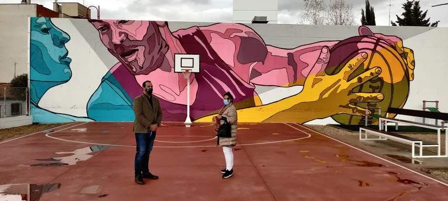 David Mingo y Cruz Gacho, alcalde y concejal de Juventud de Santa Marta de Tormes, junto al nuevo mural de Caín Ferreras