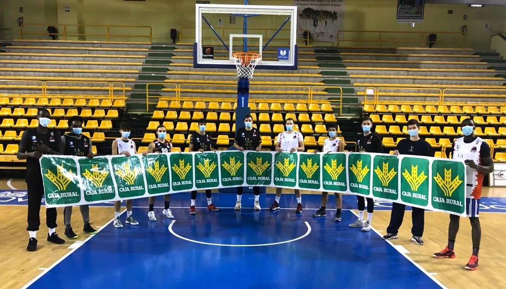 Jugadores del CB Tormes, con carteles de Caja Rural, en Würzburg