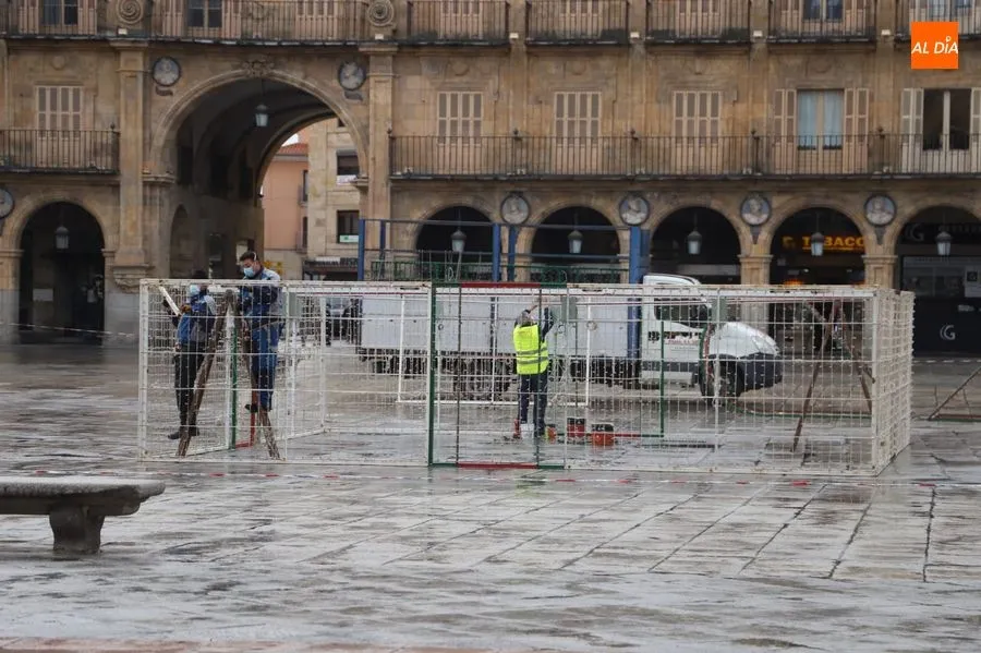 Montaje del regalo navideño luminoso que adornará la Plaza Mayor. Foto de Lydia González